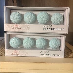 Set of 4 drawer pulls